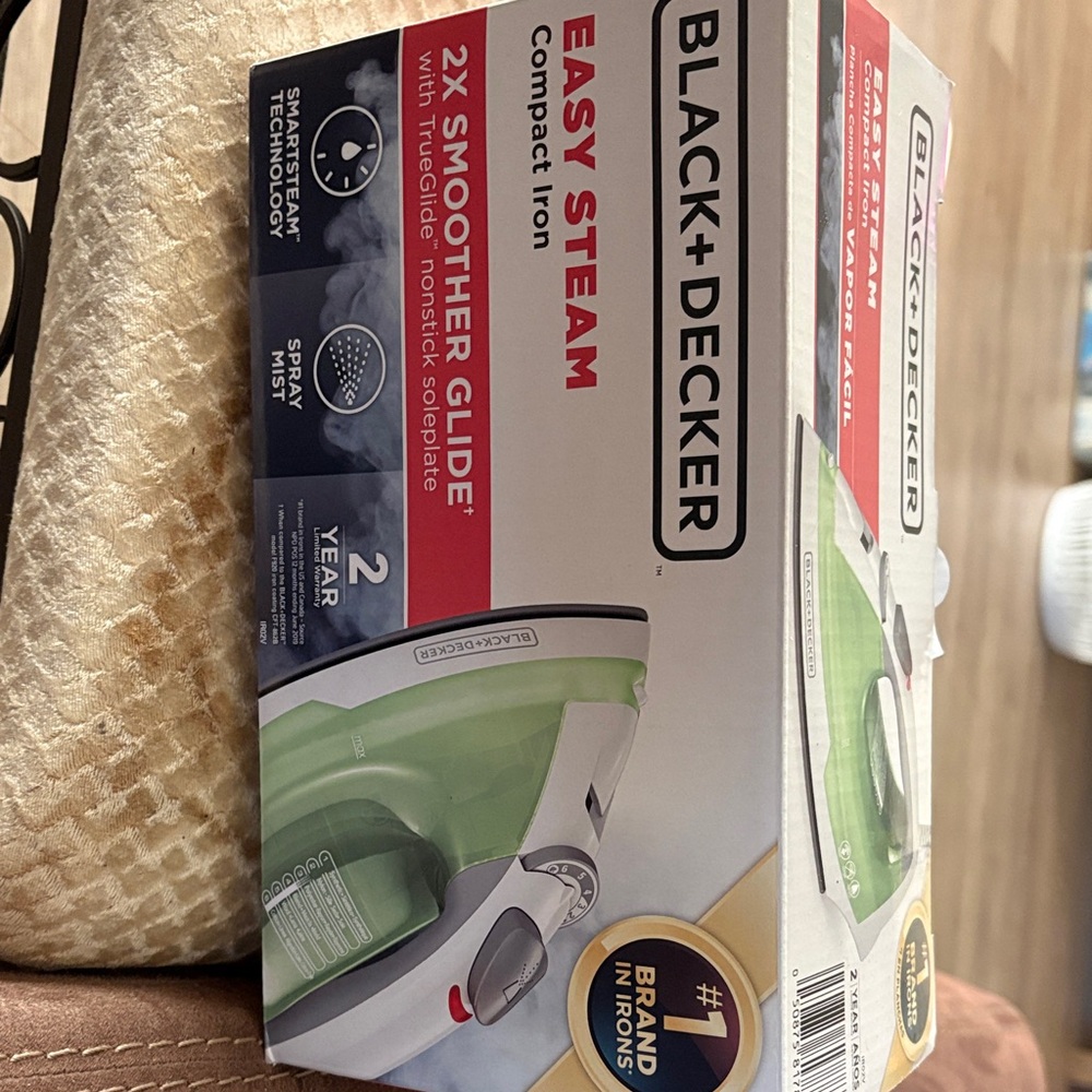 Black & Decker Easy Steam Iron with Green and White Design